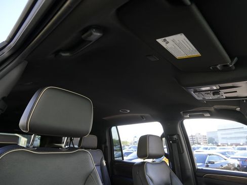 Used 2023 Chevrolet Suburban Premier RWD image 35