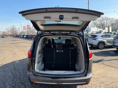 Used 2018 Chrysler Pacifica Touring-L w/ Tire & Wheel Group image 15