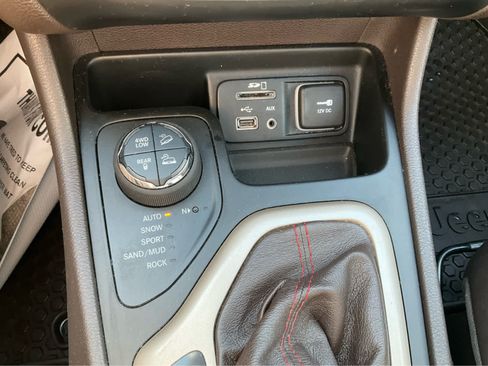 Used 2019 Jeep Cherokee Trailhawk w/ Cold Weather Group AWD/4WD image 13