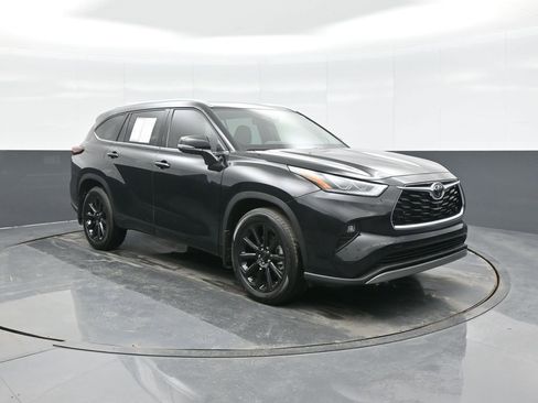 Certified 2025 Toyota Highlander Platinum image 1