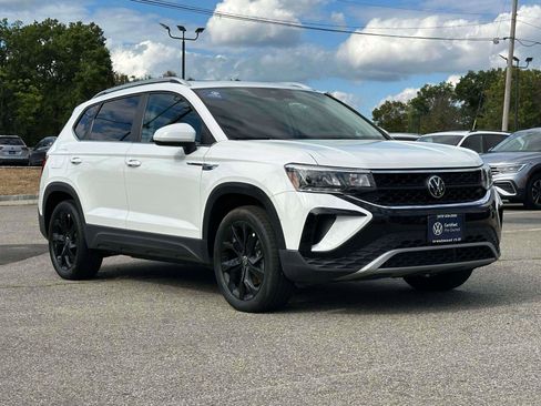 Certified 2022 Volkswagen Taos SE w/ Panoramic Sunroof Package image 2