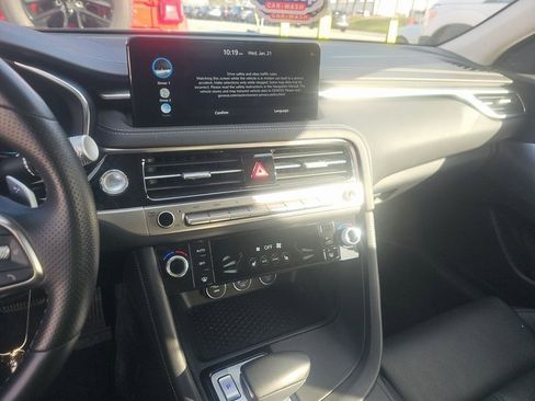 Used 2025 Genesis G70 2.5T image 6