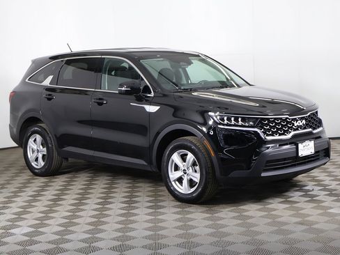 Used 2023 Kia Sorento LX image 2