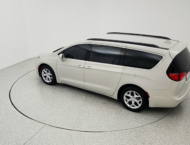 Used 2017 Chrysler Pacifica Touring-L w/ Tire & Wheel Group FWD image 15