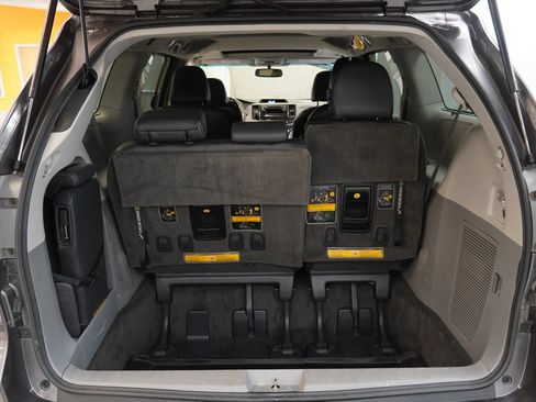Used 2013 Toyota Sienna SE FWD image 12