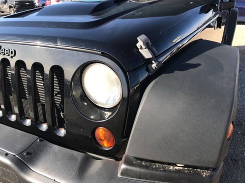 Used 2013 Jeep Wrangler Unlimited Sahara image 23