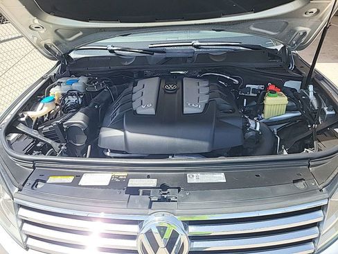 Used 2016 Volkswagen Touareg Sport AWD/4WD image 12