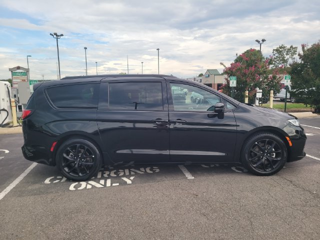 Used 2025 Chrysler Pacifica Limited FWD image 4