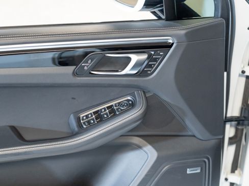 Certified 2022 Porsche Macan S AWD/4WD image 17