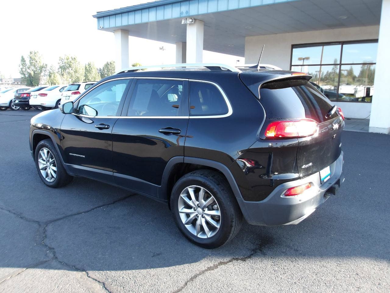 Used 2018 Jeep Cherokee Limited w/ Trailer Tow Group AWD/4WD image 3