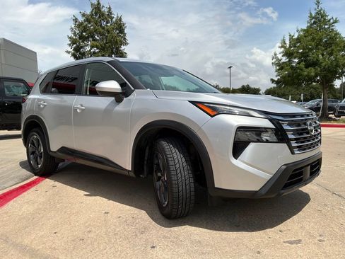 Used 2025 Nissan Rogue SV FWD image 4