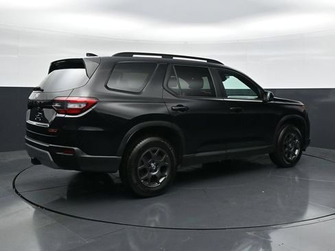 Used 2025 Honda Pilot TrailSport image 2