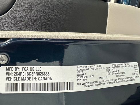 Used 2023 Chrysler Pacifica Touring-L image 11