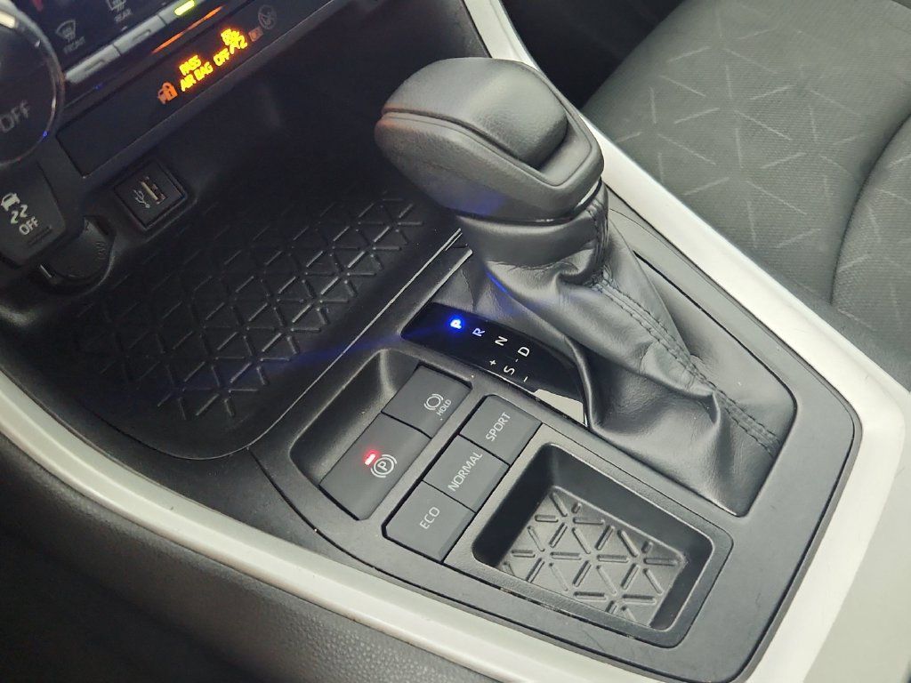Used 2025 Toyota RAV4 XLE FWD image 28