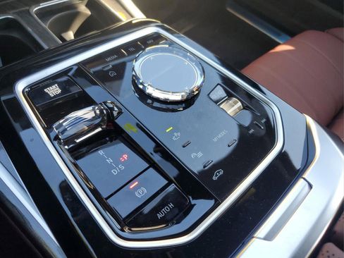 Used 2025 BMW 750e xDrive image 30