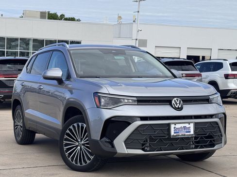 New 2025 Volkswagen Taos SE image 2
