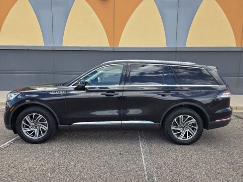 Used 2023 Lincoln Aviator AWD image 2