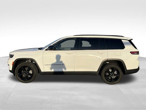 Used 2024 Jeep Grand Cherokee L Altitude RWD image 11