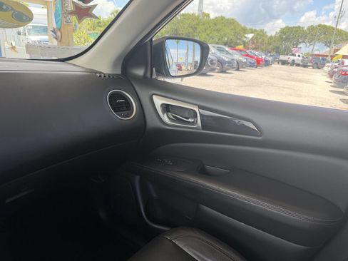 Used 2018 Nissan Pathfinder SV AWD/4WD image 17