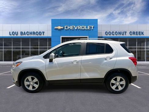 Used 2022 Chevrolet Trax LT w/ LT Convenience Package FWD image 5