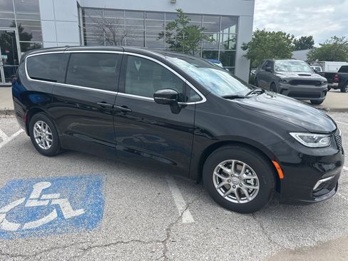 New 2025 Chrysler Pacifica Select w/ Uconnect Theater Family Group image 41
