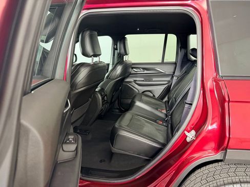 Used 2025 Jeep Grand Cherokee Altitude AWD/4WD image 31