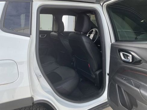 Used 2018 Jeep Grand Cherokee Altitude image 12