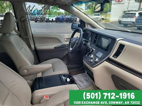 Used 2017 Toyota Sienna XLE Premium FWD image 30
