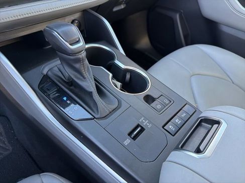 Used 2022 Toyota Highlander XLE image 21