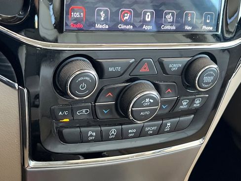 Used 2019 Jeep Grand Cherokee Limited w/ Luxury Group II AWD/4WD image 30