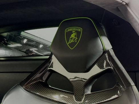 Used 2021 Lamborghini Huracan EVO RWD image 17