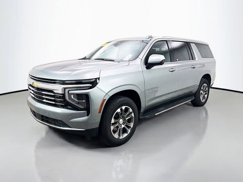 Used 2025 Chevrolet Suburban LT RWD image 4