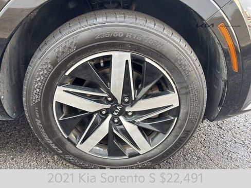 Certified 2021 Kia Sorento S w/ Panoramic Sunroof Package image 9