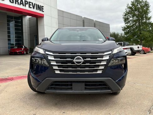 Used 2025 Nissan Rogue SV FWD image 3