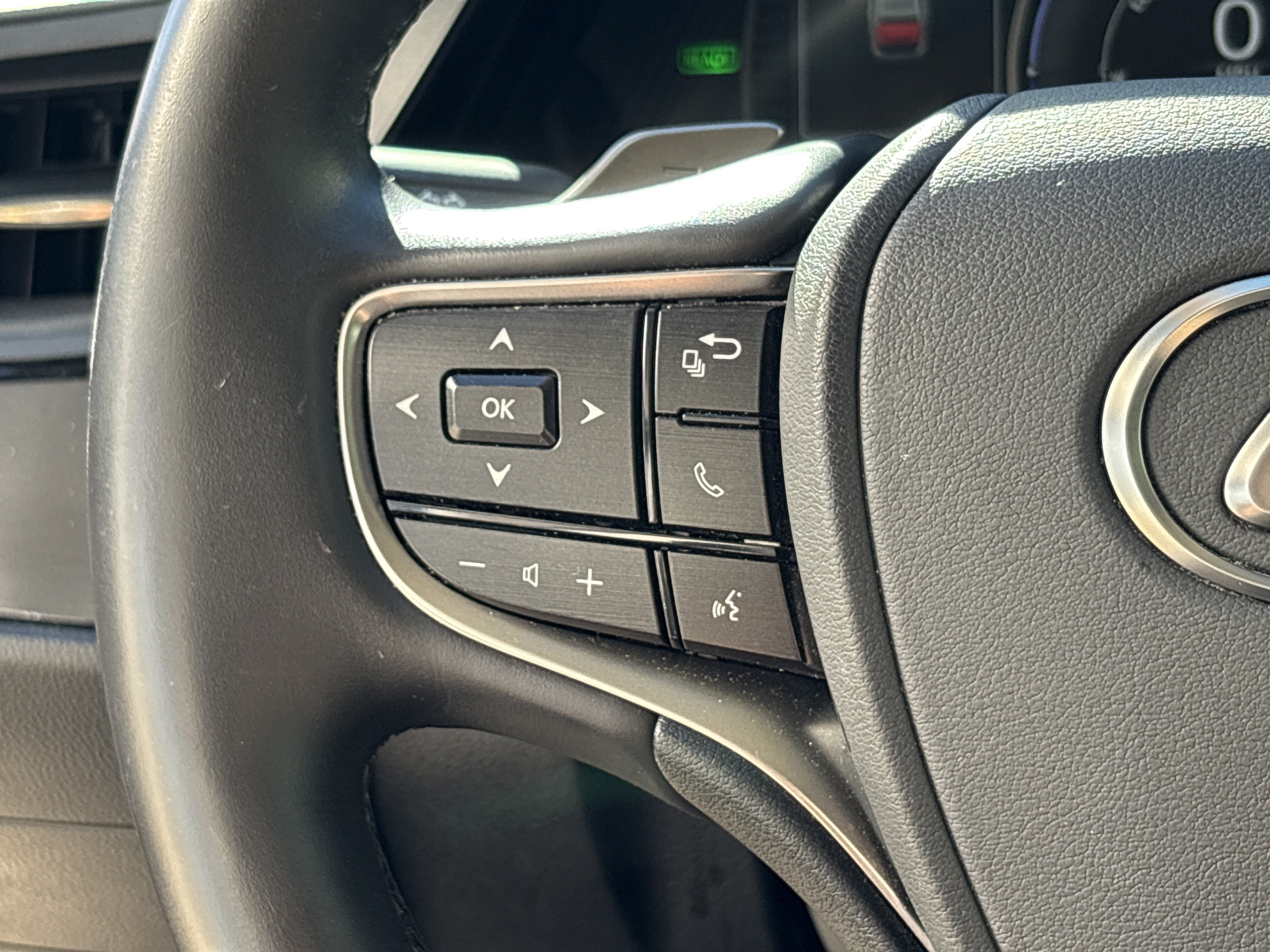 Used 2025 Lexus ES 300h w/ Premium Package FWD image 11