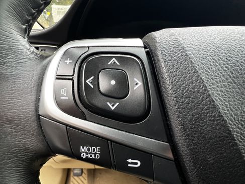 Used 2017 Toyota Camry XLE image 18