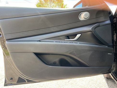 Used 2022 Hyundai Elantra Limited image 10