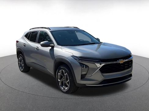 Used 2025 Chevrolet Trax LT image 3