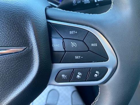 Used 2025 Chrysler Pacifica Select FWD image 16