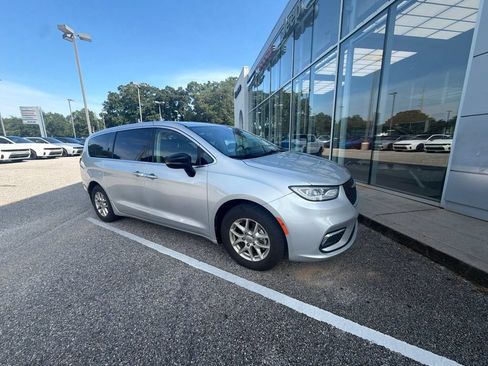 Used 2024 Chrysler Pacifica Touring-L FWD image 3