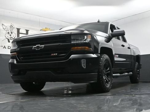 Used 2018 Chevrolet Silverado 1500 LT w/ Midnight Edition AWD/4WD image 4