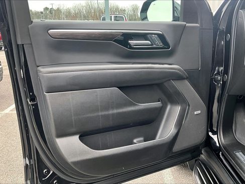 Used 2025 Chevrolet Suburban Premier image 19