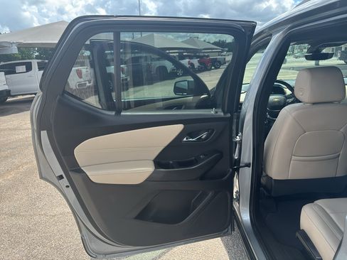 Used 2023 Chevrolet Traverse LT w/ LT Premium Package FWD image 13
