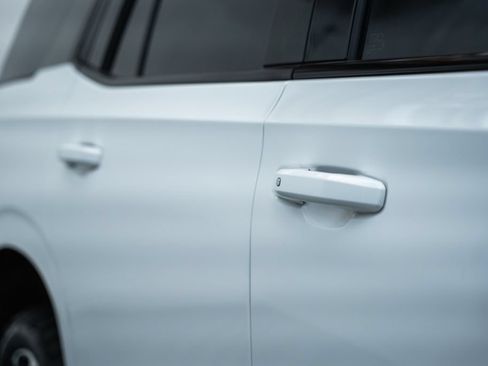 Used 2021 Chevrolet Tahoe RST w/ Luxury Package AWD/4WD image 19
