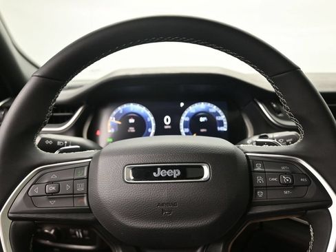 Used 2025 Jeep Grand Cherokee 4WD image 12