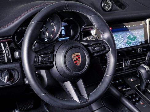 Certified 2025 Porsche Macan AWD/4WD image 18