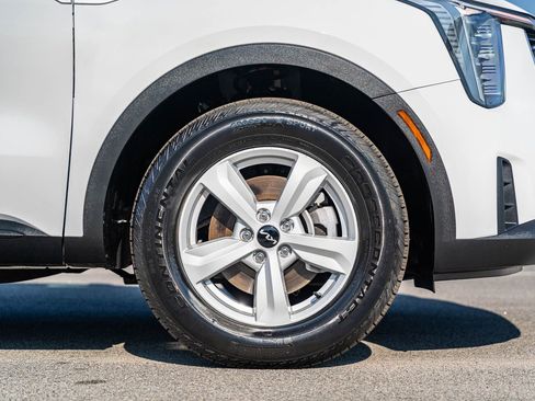 Used 2025 Kia Sorento LX image 9