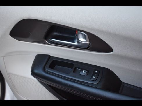 Used 2019 Chrysler Pacifica Touring-L image 36