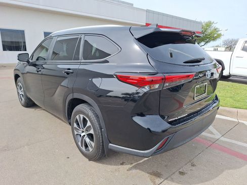 Used 2023 Toyota Highlander XLE image 4