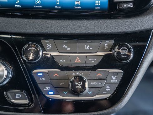 Used 2025 Chrysler Pacifica Select image 27